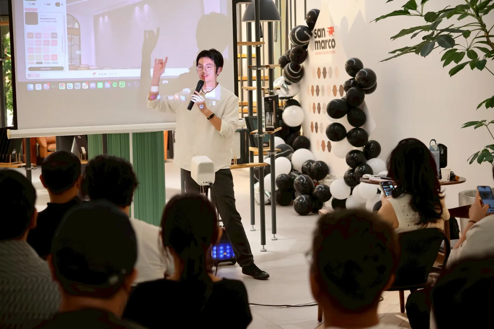 The presenter in front of the San Marco backdrop, demonstrating decorative paint in the AI visualizer